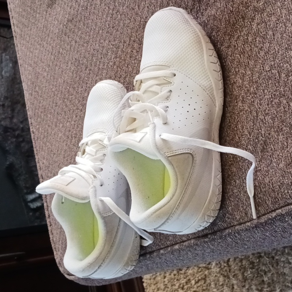 Girls nike cheer shoes Y3